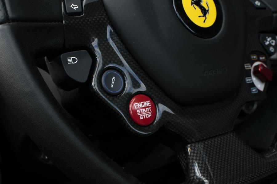 Детали интерьера Ferrari 488 Spider 2016 года  (AU) (фото 7 из 23)